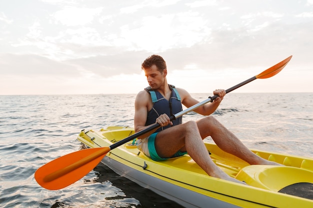 hombre en kayak en el lago del mar en barco.