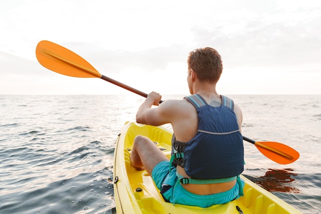 hombre en kayak en el lago del mar en barco.