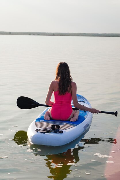 Foto hombre en kayak en el lago