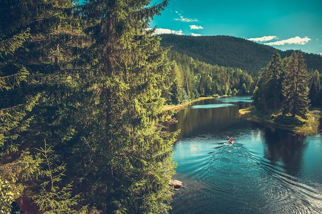 Hombre en kayak en el lago