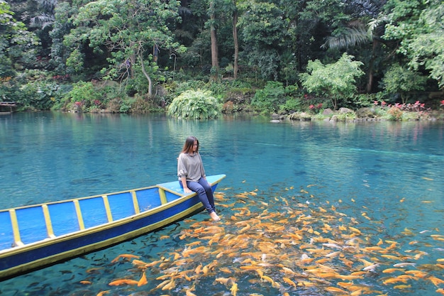 Foto hombre en kayak en el lago