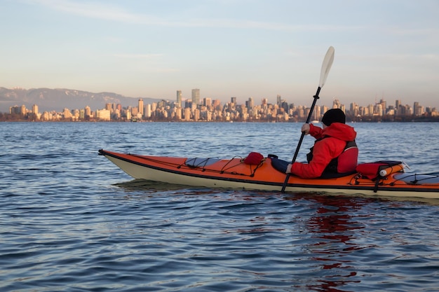 Hombre en kayak de mar