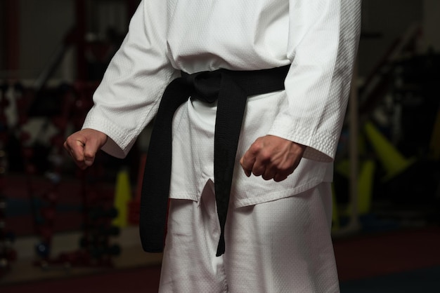 Hombre en un kimono blanco y cinturón para artes marciales