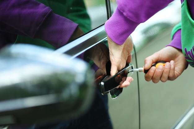 Hombre ladrón robando coche