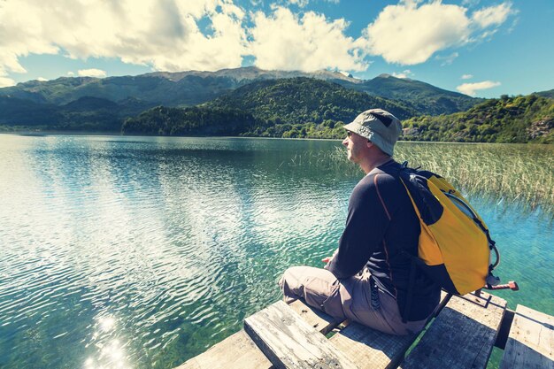 Hombre en el lago de las montañas