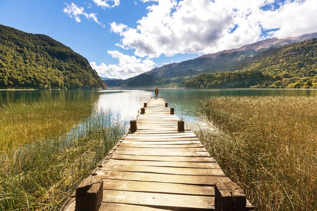 hombre en el lago