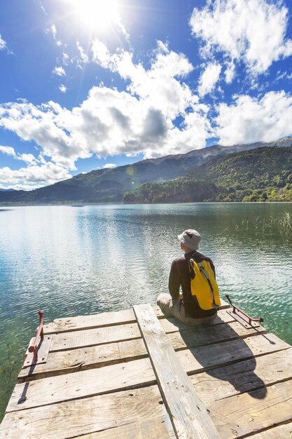 hombre en el lago