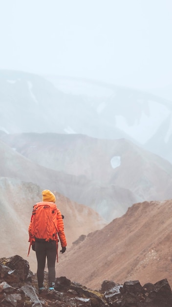 Hombre en Landmannalaugar en la Reserva Natural de Fjallabak, las tierras altas de Islandia