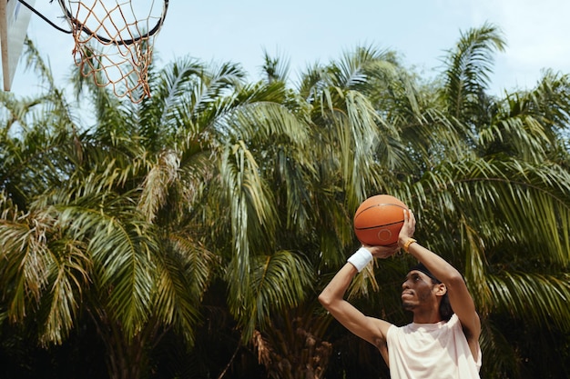 Hombre lanzando la pelota a la canasta