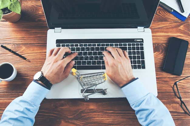 Hombre con laptop para compras por internet