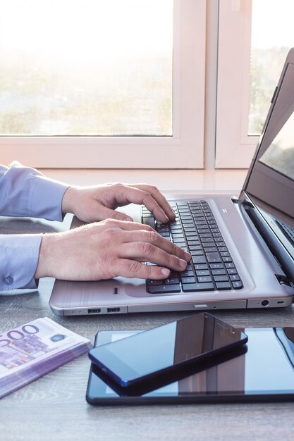 Hombre con laptop