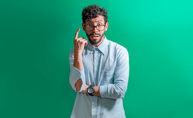 Hombre latino asustado confundido con cara asustada y confundida