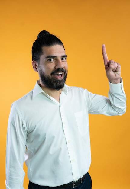 Foto hombre latino emocionado que señala con el fondo