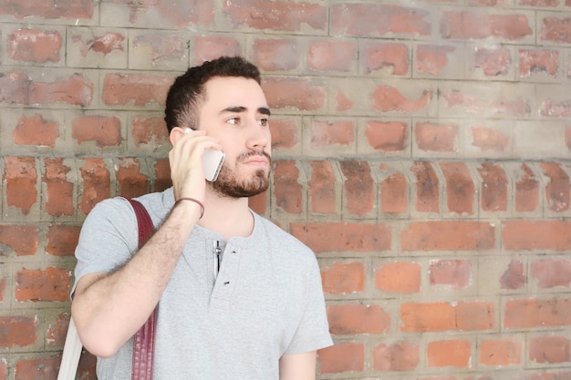 Hombre latino hablando por teléfono