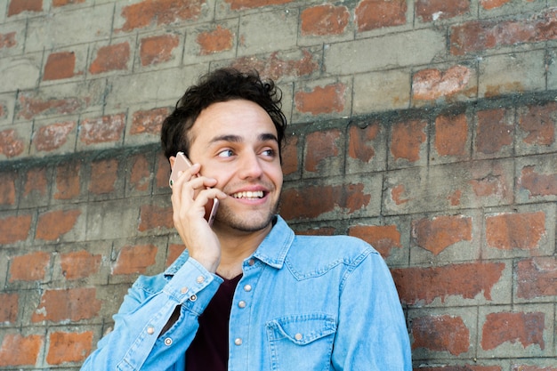 Hombre latino hablando por teléfono