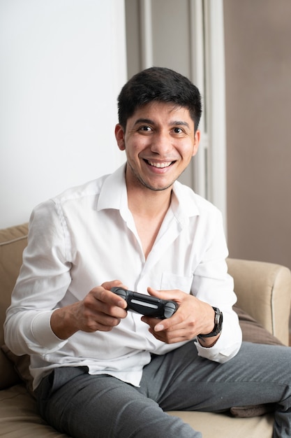 Hombre latino, juego, consola, en, sofá