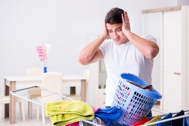 Hombre lavando ropa en casa