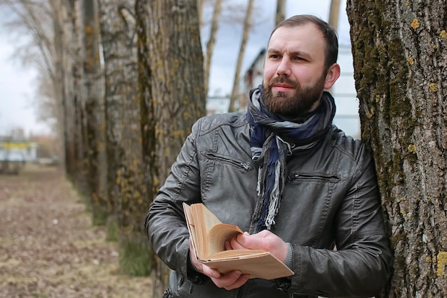 Hombre, leer, libro, árbol, parque