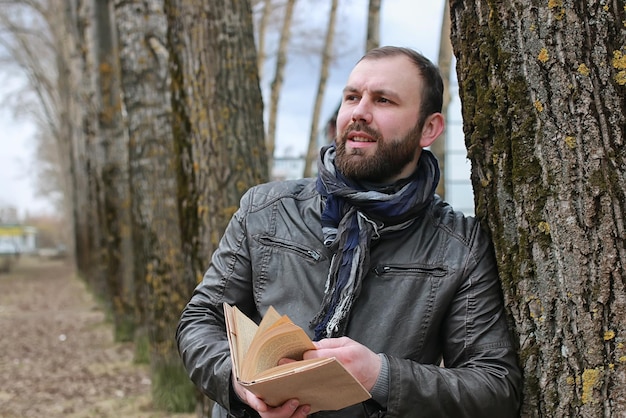 Hombre, leer, libro, árbol, parque