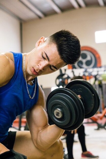 Foto hombre levantando en el gimnasio