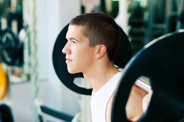 Hombre levantando pesas en el gimnasio