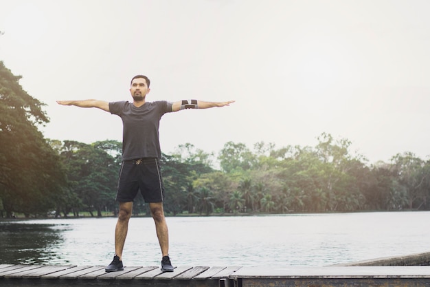 Hombre levantándose y haciendo ejercicio antes de correr