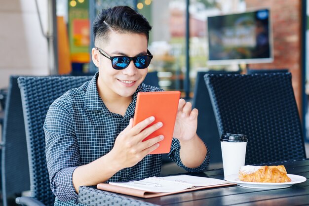 Hombre leyendo artículo en línea