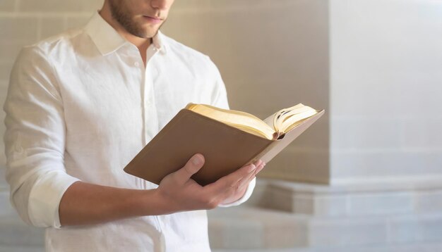 hombre leyendo la Biblia en la iglesia