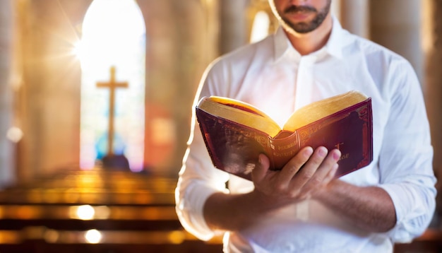 hombre leyendo la Biblia en la iglesia