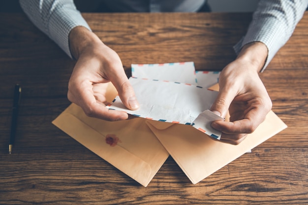 Hombre leyendo cartas en el escritorio