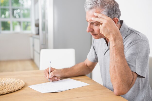 Hombre leyendo documentos