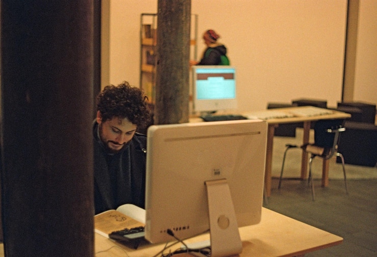 Foto hombre leyendo un libro mientras está sentado en la oficina