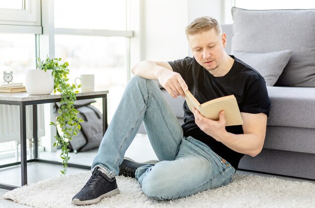 hombre leyendo libro de papel