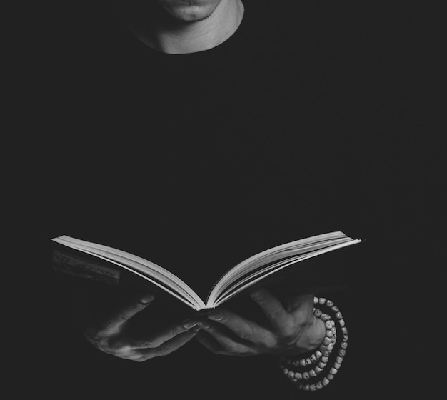 Hombre leyendo un libro