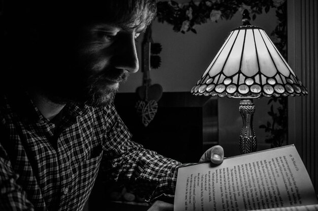 Foto hombre leyendo un libro