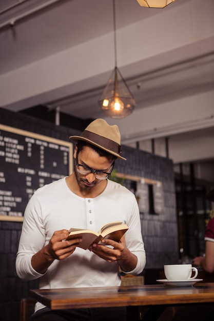 Hombre leyendo un libro