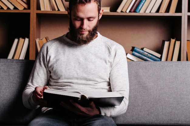 Hombre leyendo un libro