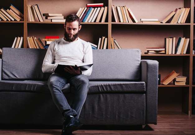 Hombre leyendo un libro