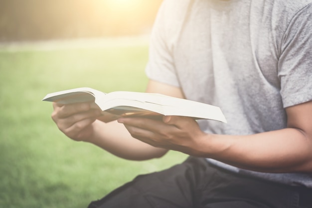 Hombre leyendo el libro