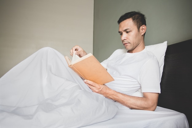 un hombre leyendo un libro