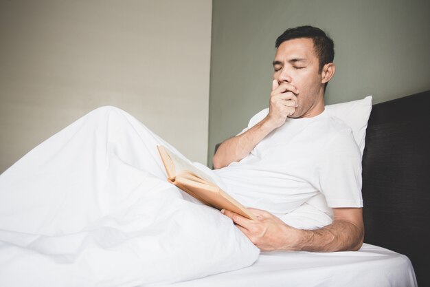 un hombre leyendo un libro