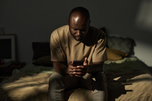 Hombre leyendo mensaje en teléfono móvil