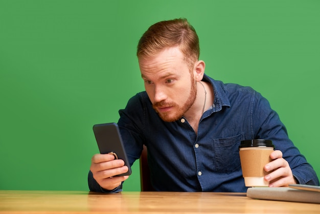 Hombre leyendo noticias impactantes