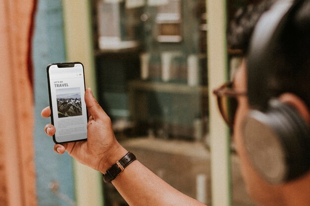 Hombre leyendo noticias desde smartphone