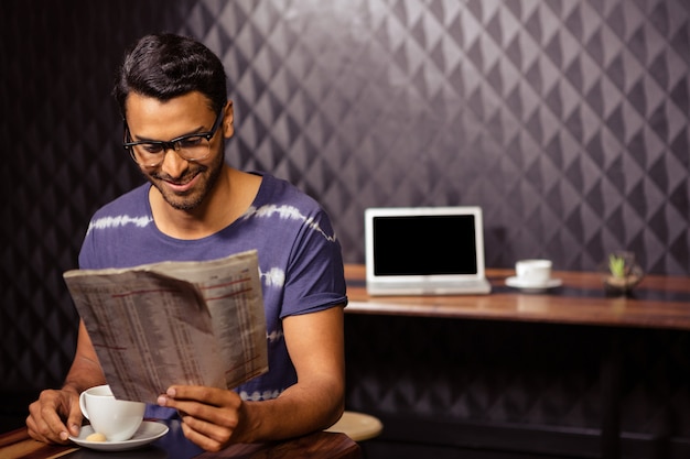 Hombre leyendo el periódico