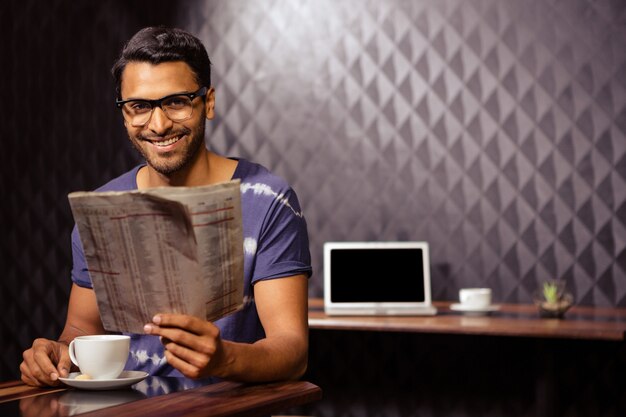 Hombre leyendo el periódico