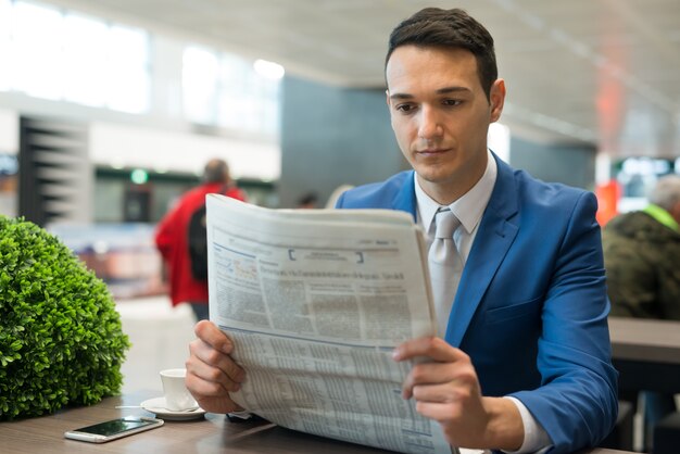 Hombre leyendo periódico