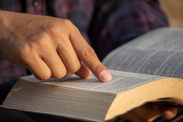 Hombre leyendo de la santa Biblia por la mañana con copia espacio cerrar