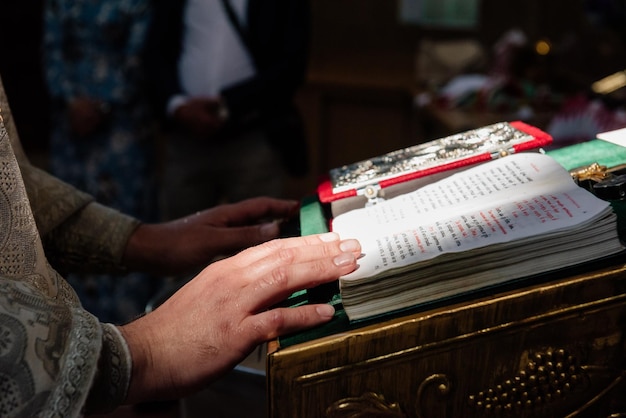 Foto hombre leyendo de la santa biblia. sacerdote con las manos en la biblia