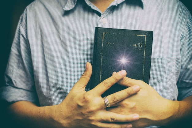 Un hombre leyendo la Santa Biblia.